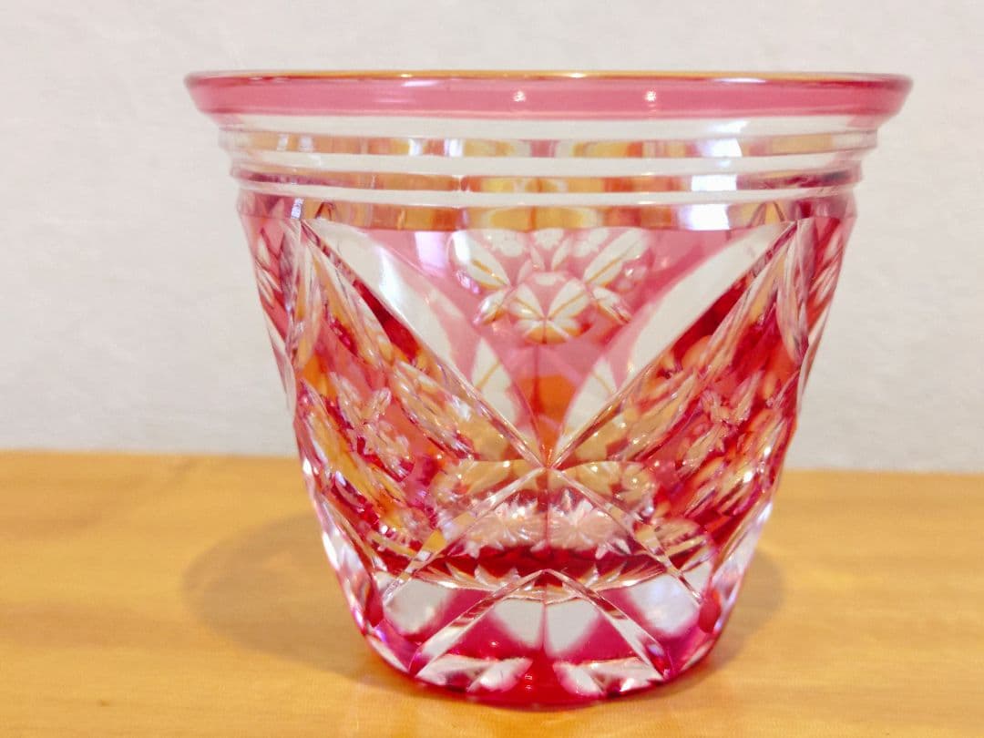 【江戸切子】七宝四花菱文様 ぐい呑 ペア 金赤・瑠璃「硝子工房 彩鳳」木箱入り