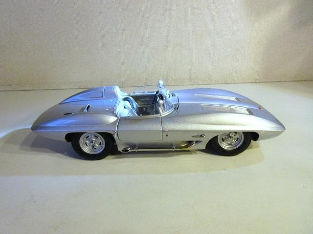 特価 AUTOart (1/18) コルベット Stingray Racer③