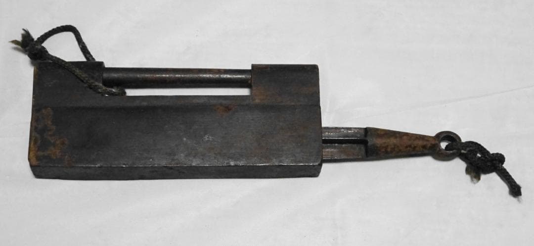 古鍵 錠前 14.5cm 抜き差し可能 カギ 江戸時代 戦前 蔵 倉庫錠 鍵付き