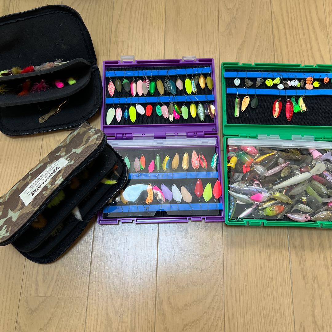 管釣り　スプーンルアーセット（多色・収納ケース付き）