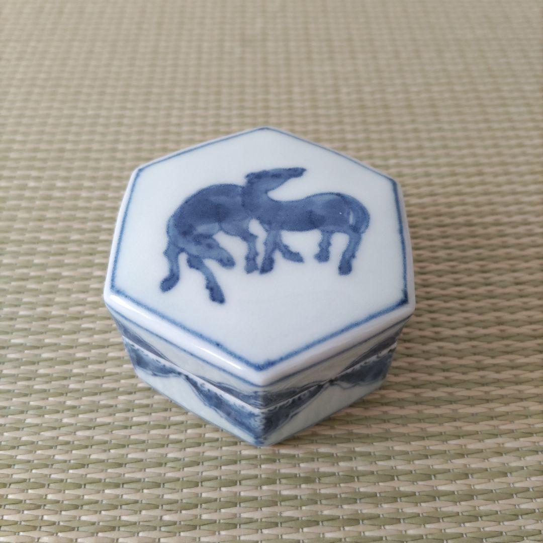 林邦佳　青花馬図六角香合　共箱　御物袋　茶道具　未使用　午香合