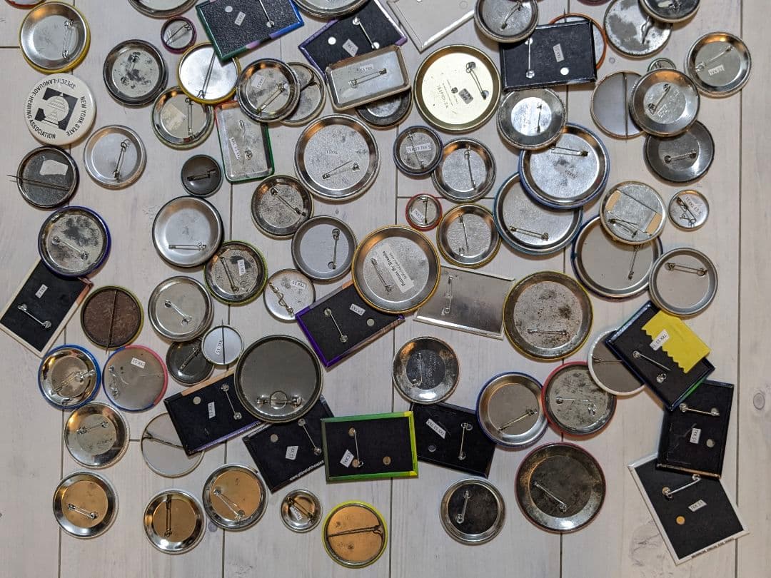 アメリカの缶バッジ 130個 まとめ売り ビンテージ ピンバッジ USA