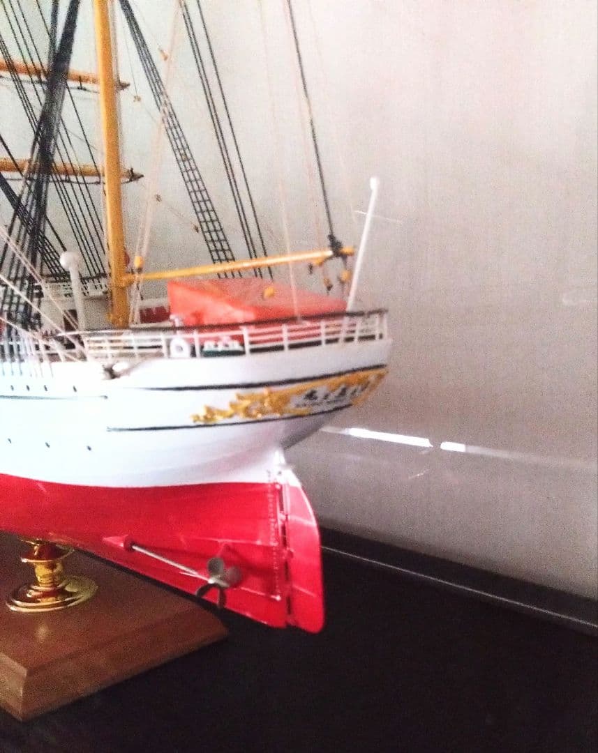 帆船 海王丸 模型 ケース付き 匿名配送 ４本マストバーク型帆船 練習船