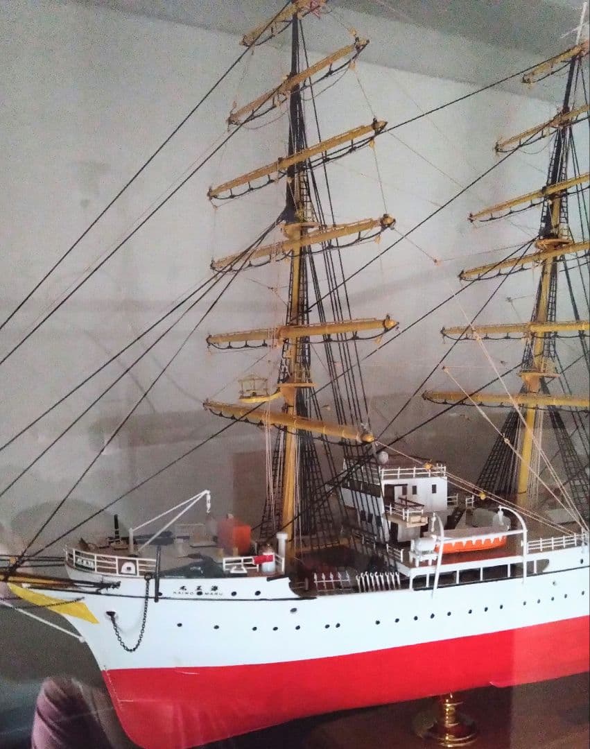 帆船 海王丸 模型 ケース付き 匿名配送 ４本マストバーク型帆船 練習船