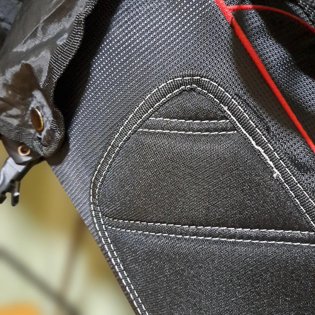 TaylorMade スタンド式キャディバッグ、フード付き。アイアンカバー付き。