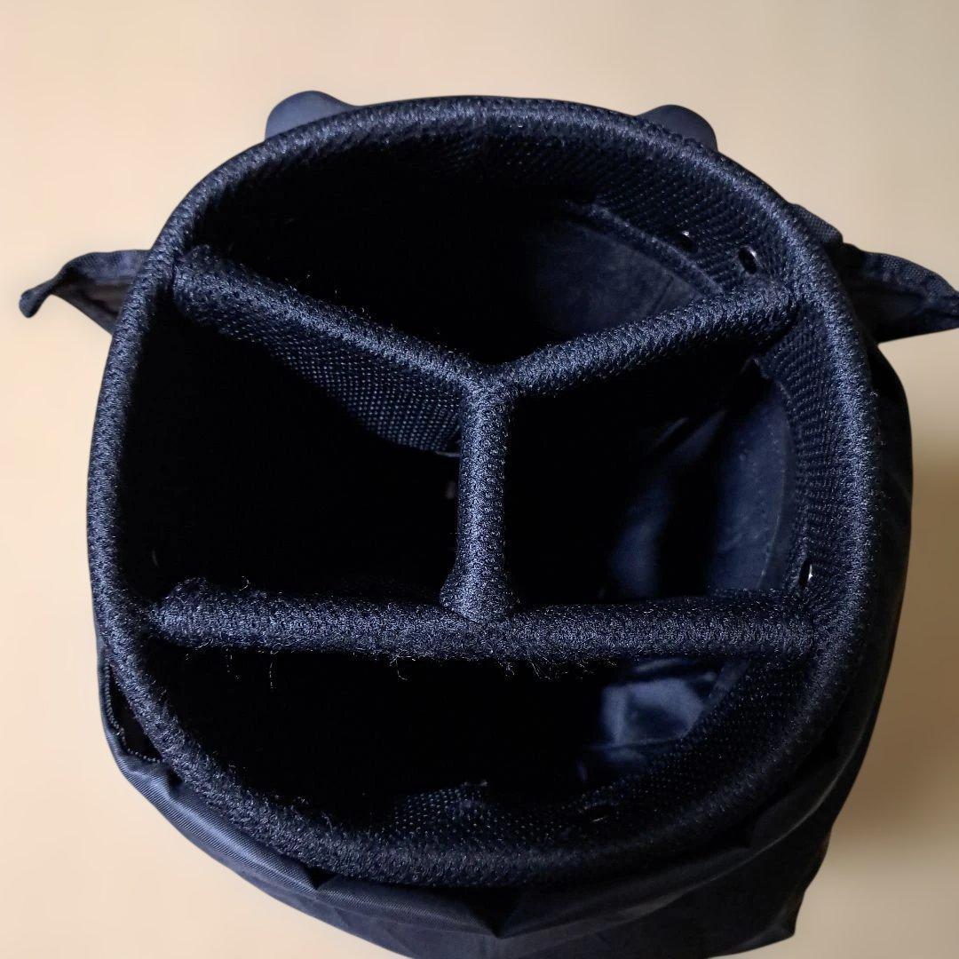 TaylorMade スタンド式キャディバッグ、フード付き。アイアンカバー付き。