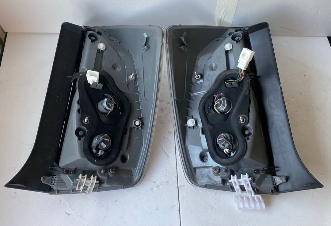 トヨタ プリウス 30系 後期 純正テールランプ 左右セット