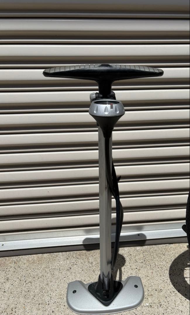 GIANTクロスバイク19ESCAPE R3鍵付きサドルロック付き 空気入れ付き