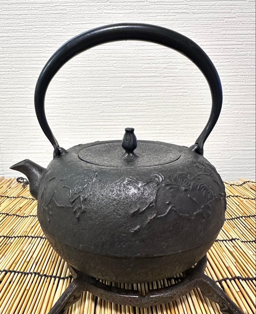 未使用品　南部伝統工芸士 及川寛治作　１３型姥口 馬　南部鉄瓶　南部鉄器　鉄瓶