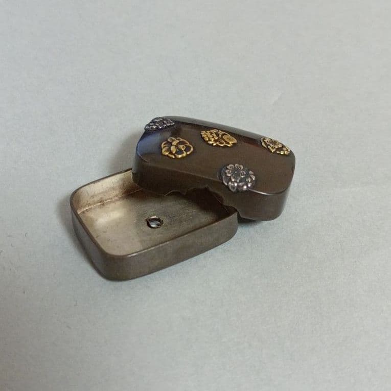 名品金工根付　朧銀地　四分一地　花丸高彫象嵌　根付　幕末明治