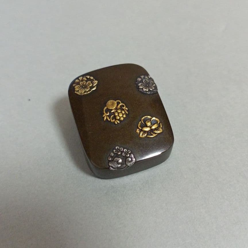 名品金工根付　朧銀地　四分一地　花丸高彫象嵌　根付　幕末明治