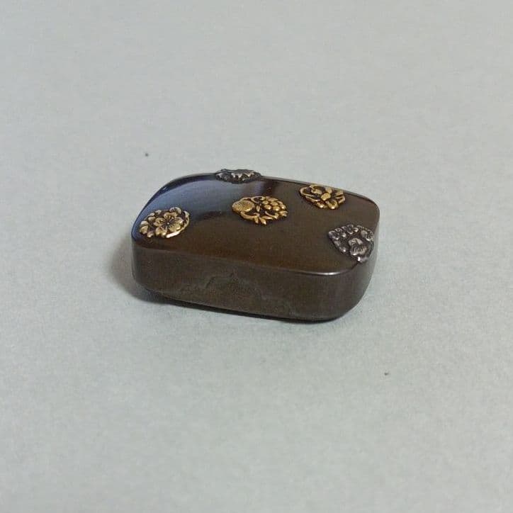 名品金工根付　朧銀地　四分一地　花丸高彫象嵌　根付　幕末明治