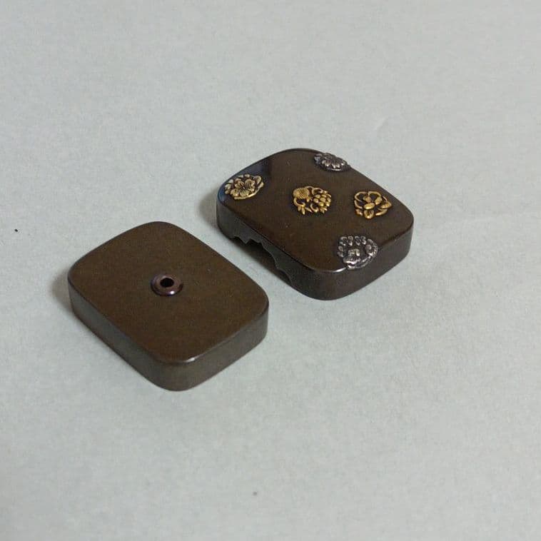 名品金工根付　朧銀地　四分一地　花丸高彫象嵌　根付　幕末明治