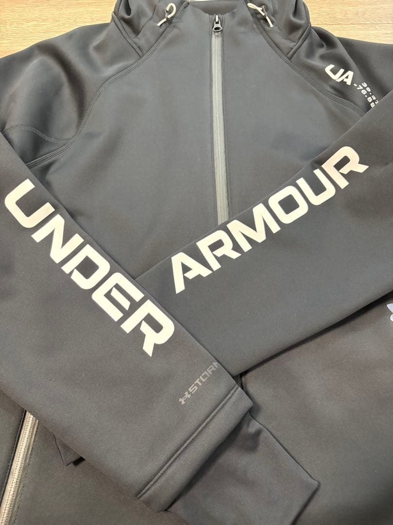 【美品】アンダーアーマー　厚手　ジャージ　セットアップ上下　黒