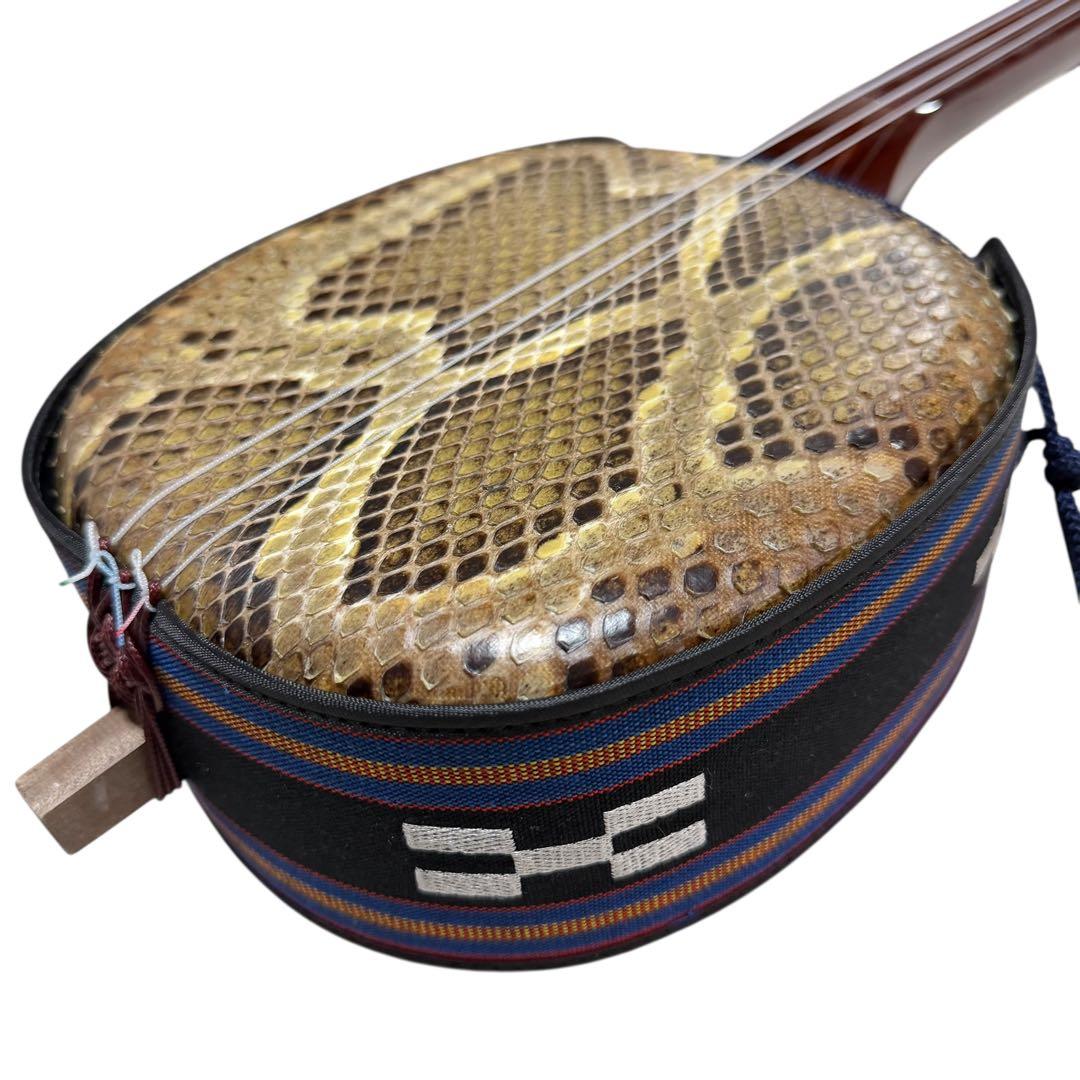 新城慎幸作 三線 紅木棹 本蛇皮強化張り 保証書付 ハードケース付 沖縄三線