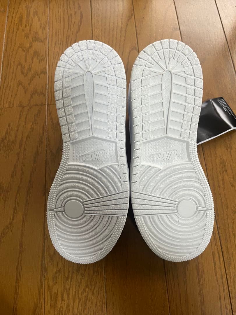 新品　ナイキ　エアジョーダン1MID GS 23㎝
