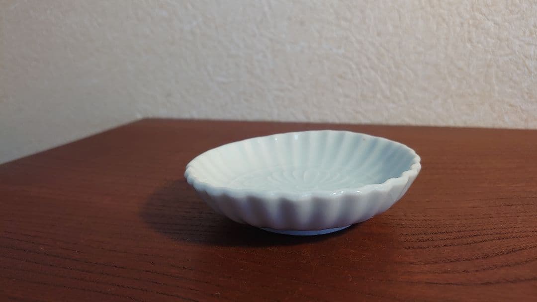 白磁　李朝　朝鮮陶器　陽刻　華の図　アンティーク李朝　古伊万里　初期伊万里　１客