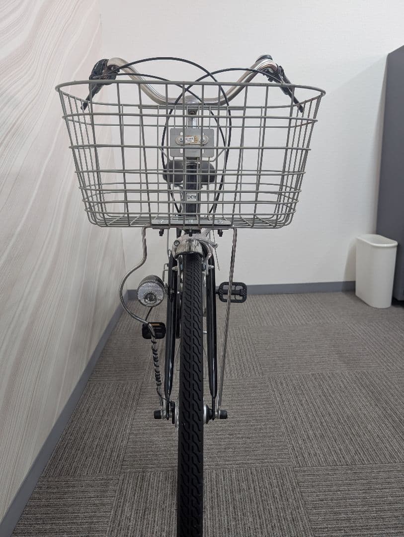 黒いシティサイクル 27インチ 前面バスケット付き、5段ギア、オートライト