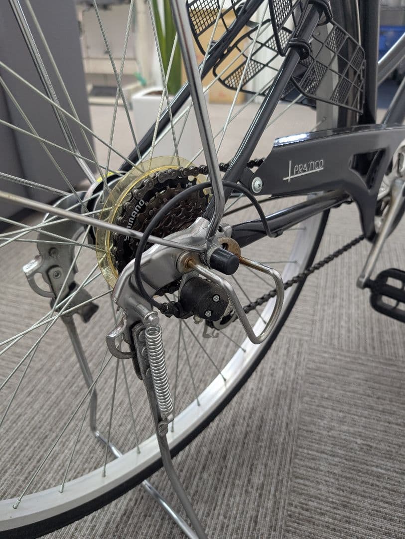 黒いシティサイクル 27インチ 前面バスケット付き、5段ギア、オートライト