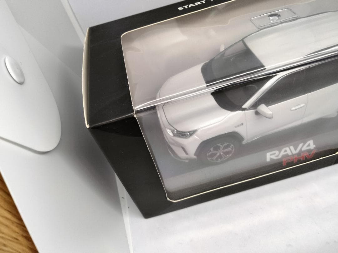 RAV4 PHV ホワイト 1/30 カラーサンプル ミニカー 非売品　トヨタ