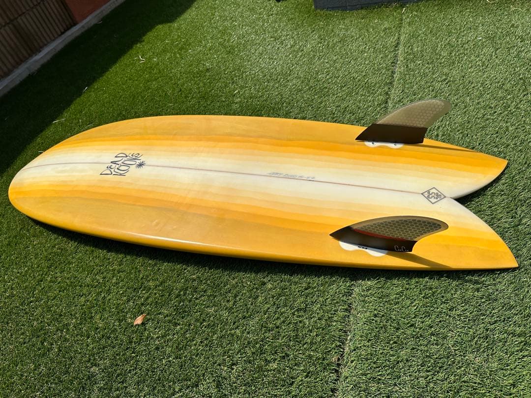 デッドクークス　フィッシュサーフボードRiches 5’2 キャプテンフィン付き
