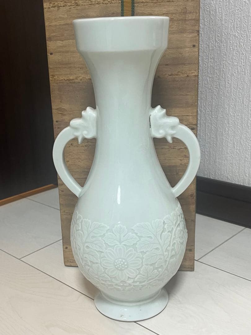 十二代　酒井田　柿右衛門　 太白菊浮上龍手　花瓶　骨董