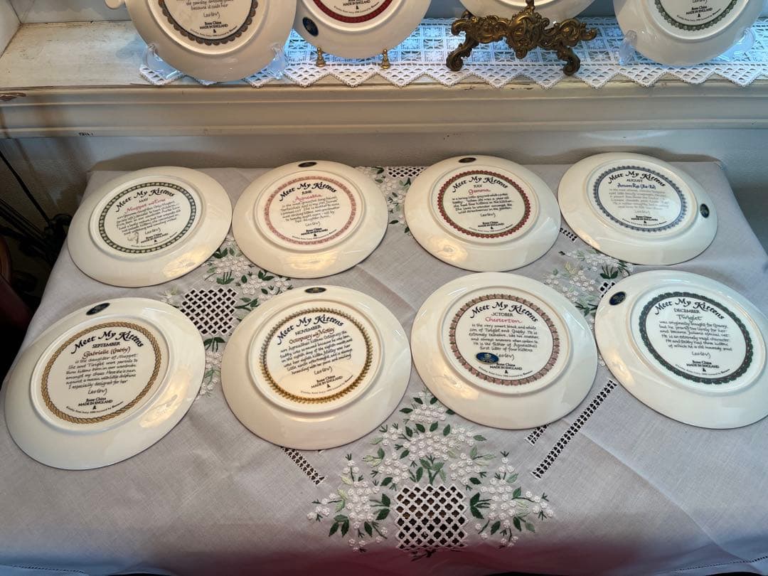 英国 エインズレイ レズリーアンアイボリー 12ヶ月 カレンダープレート 猫