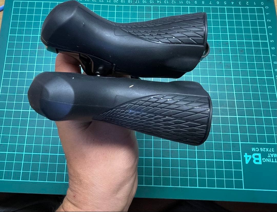 シマノアルテグラ6800 stiレバー　新品ブラケットカバー