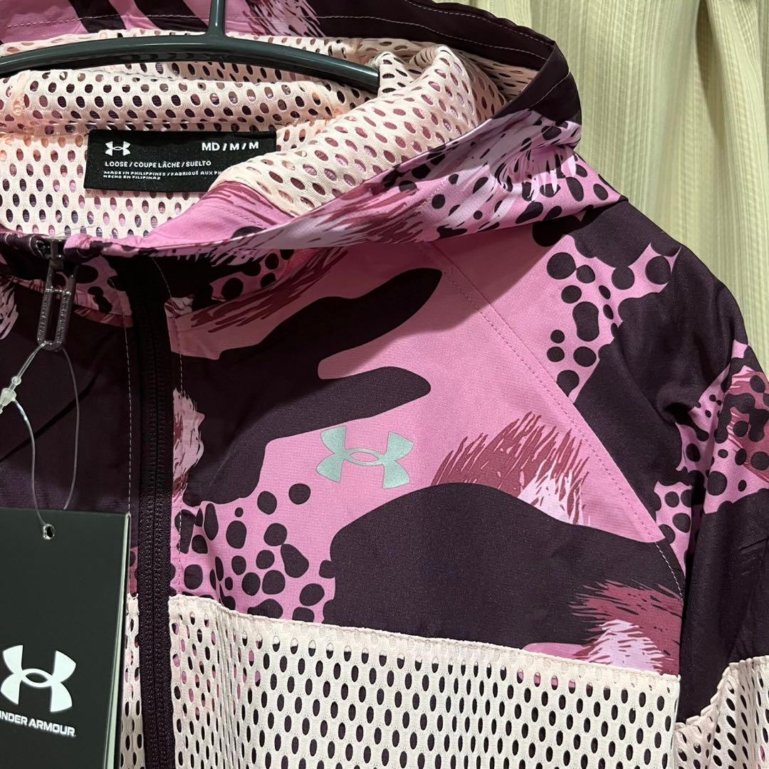 定価8,800円　新品　under armour ウインドブレーカー　パーカー