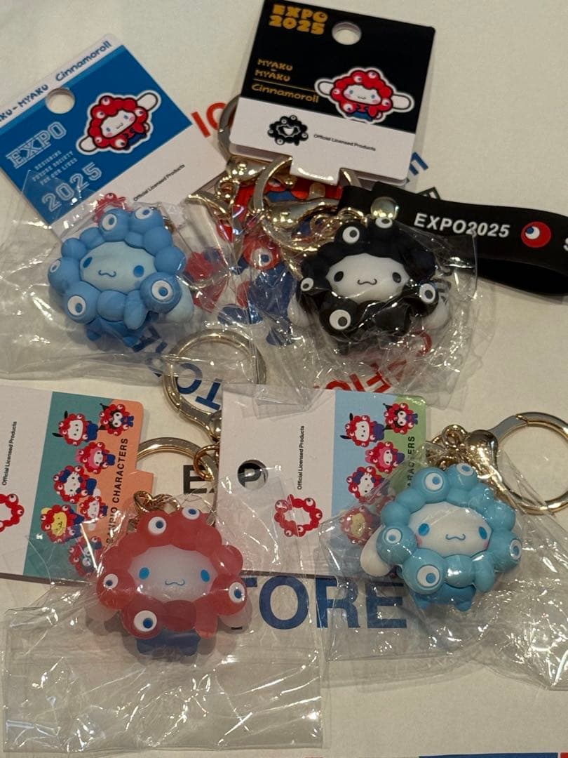 万博　サンリオ　黒、パステル、クリア、推しカラー　ミャクミャク　シナモンロール