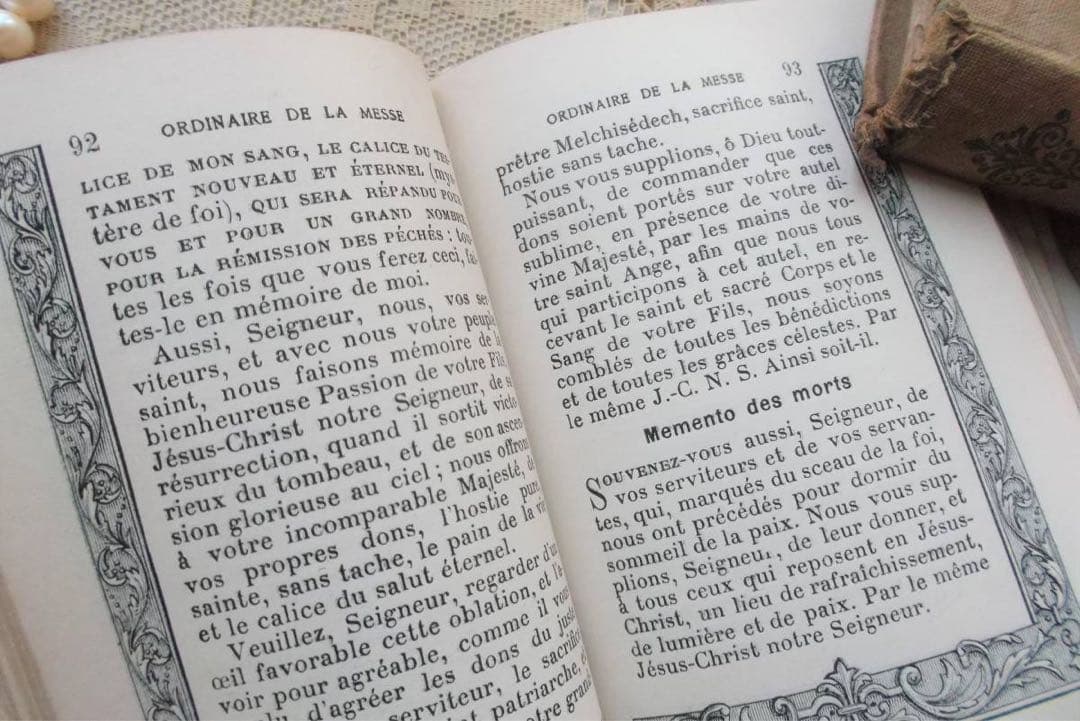 フランスアンティーク■アイボリーの表紙の祈祷書 花 古い本　1915年