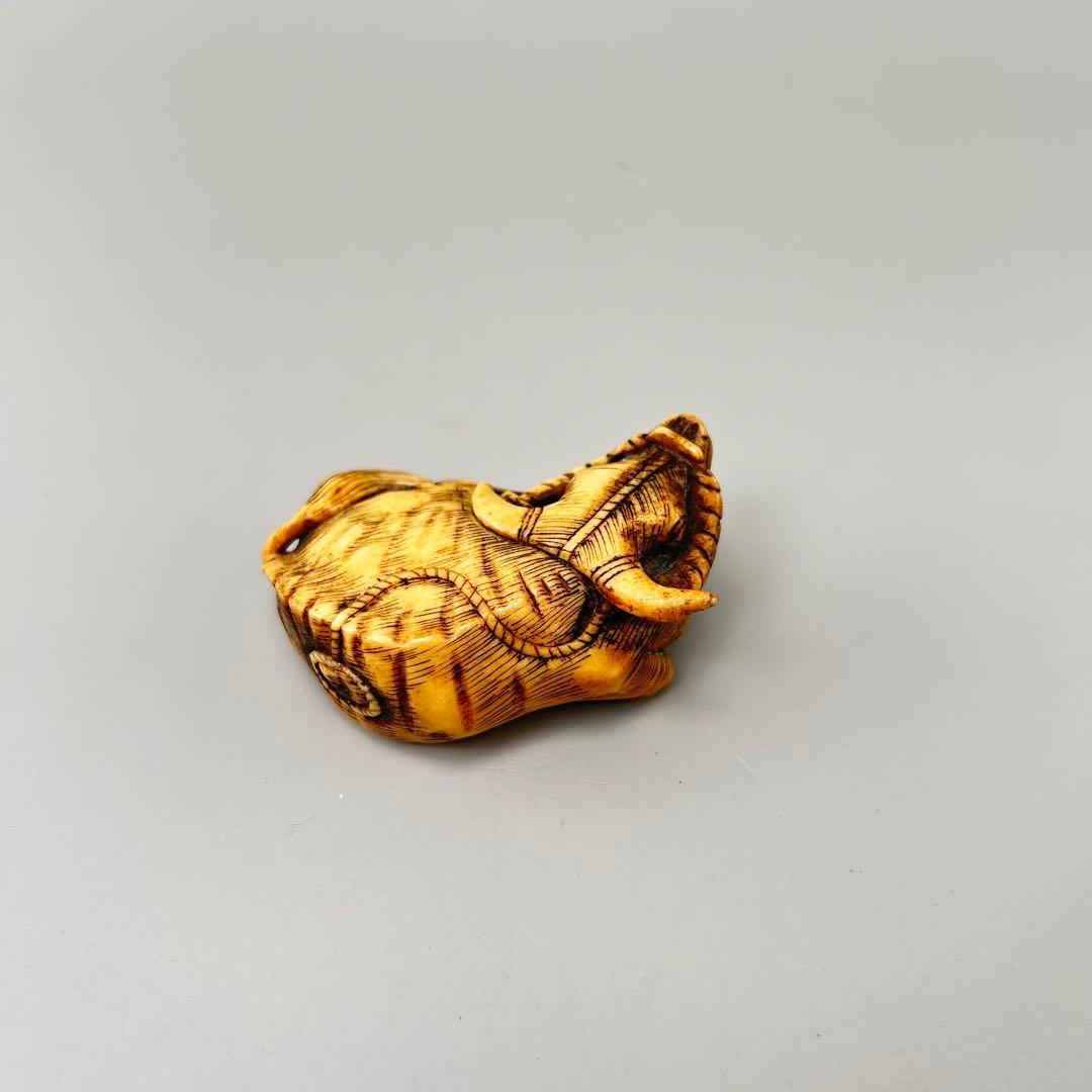 牛の彫刻 小型 彫刻極上根付天然素材アンティーク骨董飾り物古美術置物細密細工