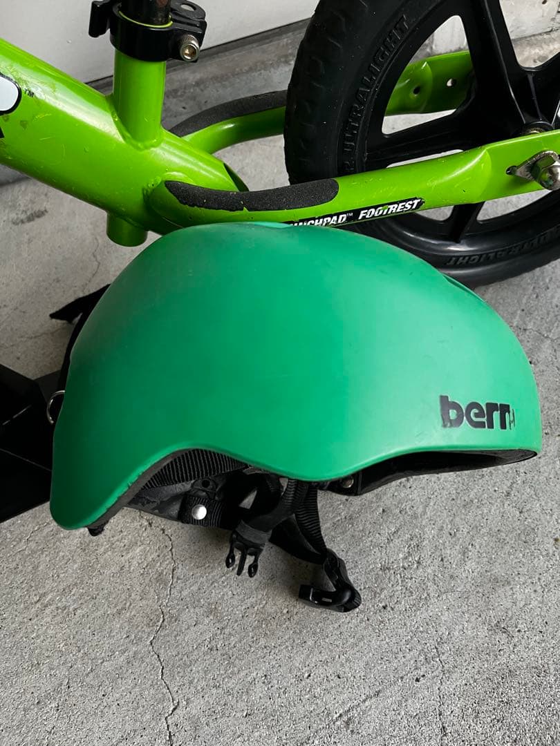 STRIDER バランスバイク 緑色 + Bern ヘルメット