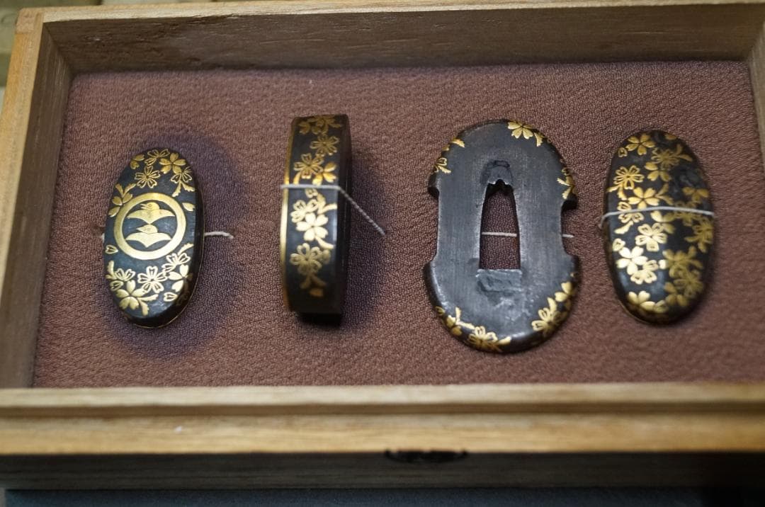 縁頭鍔・鐺　柴田勝家 二つ雁紋金桜花散図揃金具、京金工(特別保存) 短刀用揃金具