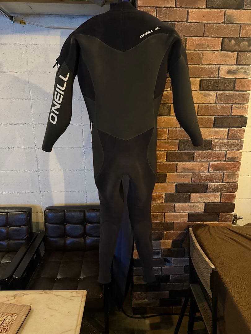 セール中2ヶ月間使用　ONEILL 冬用　セミドライ　ウェットスーツ定価16万円