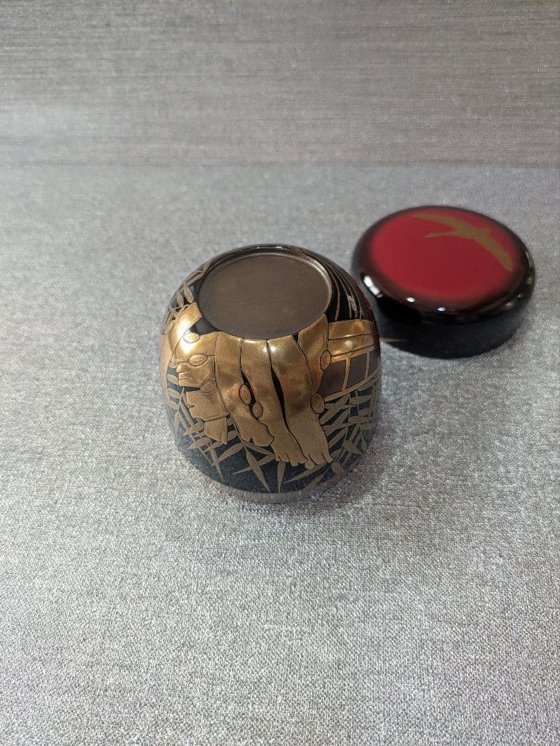 甲紅ニ季鳥裏銀地棗　宗完箱