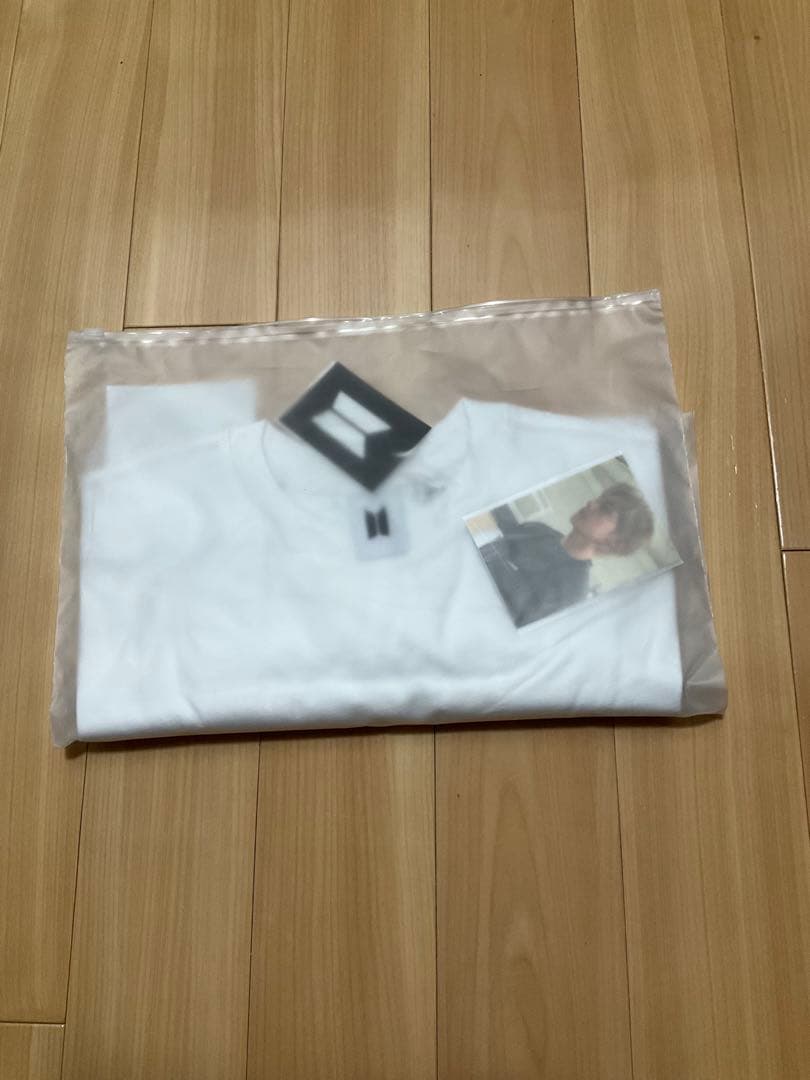 【新品・公式】BTS V LAYOVER ヨンタン Tシャツ M トレカつき