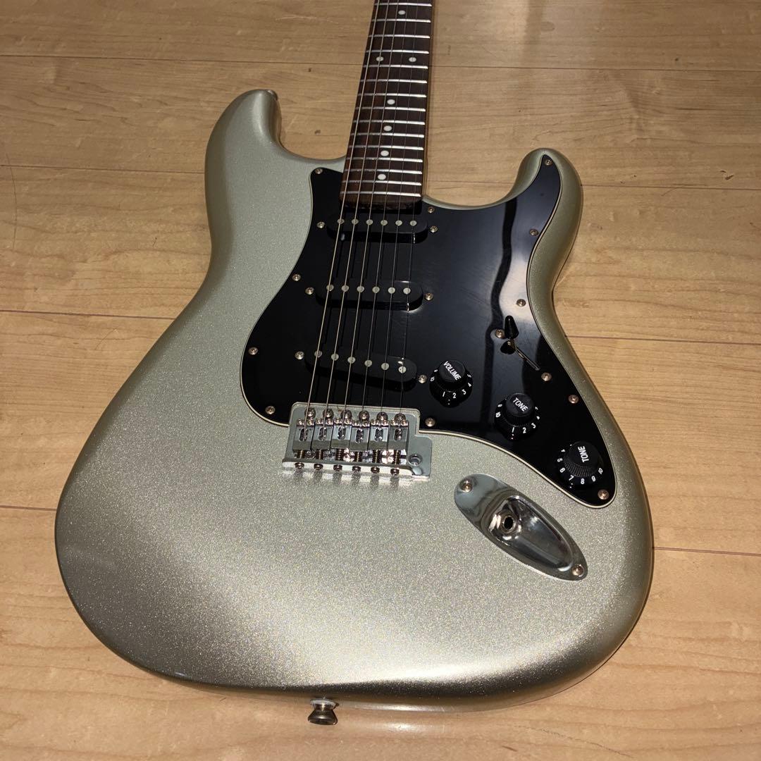 シルバーラメ　Mavis ストラトキャスタータイプ　弦高調整済み　です