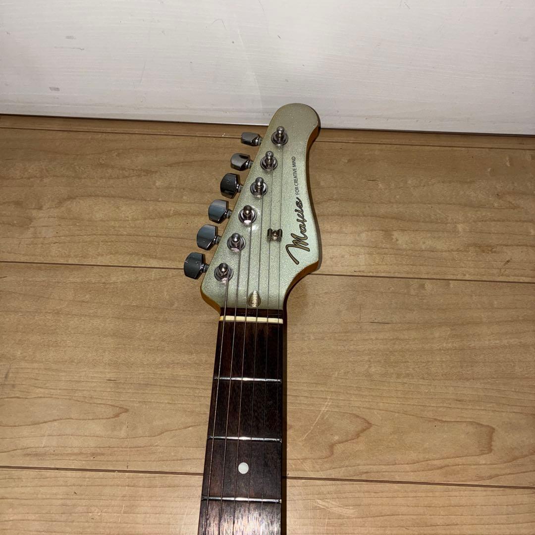 シルバーラメ　Mavis ストラトキャスタータイプ　弦高調整済み　です