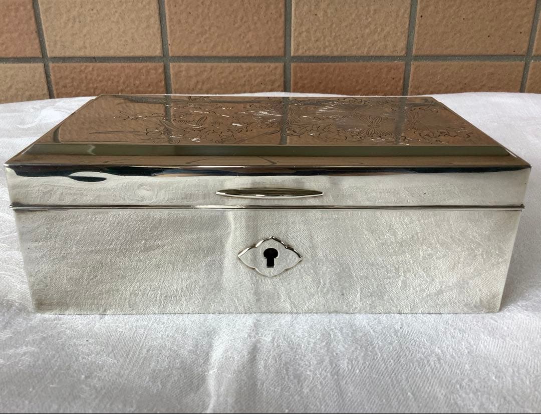 銀製 宝石箱 silver950 鍵付 草花紋様手彫り装飾 作家銘有 骨董品