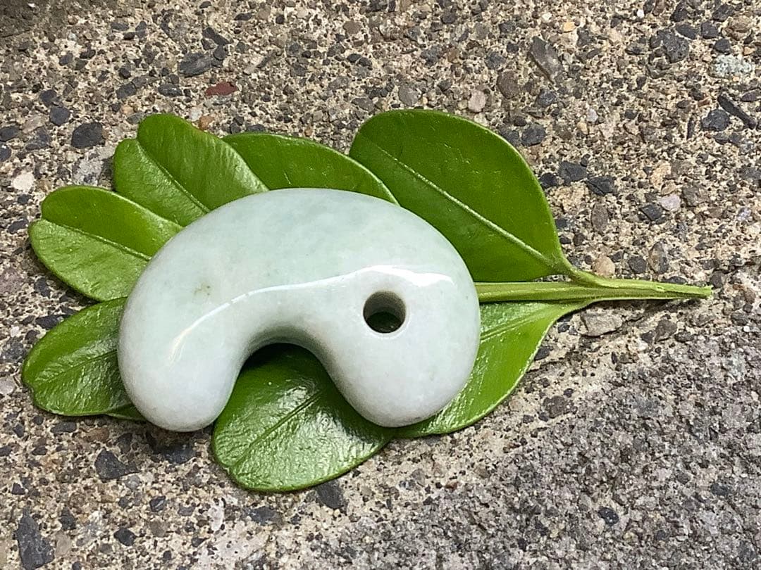 ⭕️神宿る幸運呼の勾玉　糸魚川翡翠ジェダイト　外部鑑定鑑別書取得　縁起物をお身近に