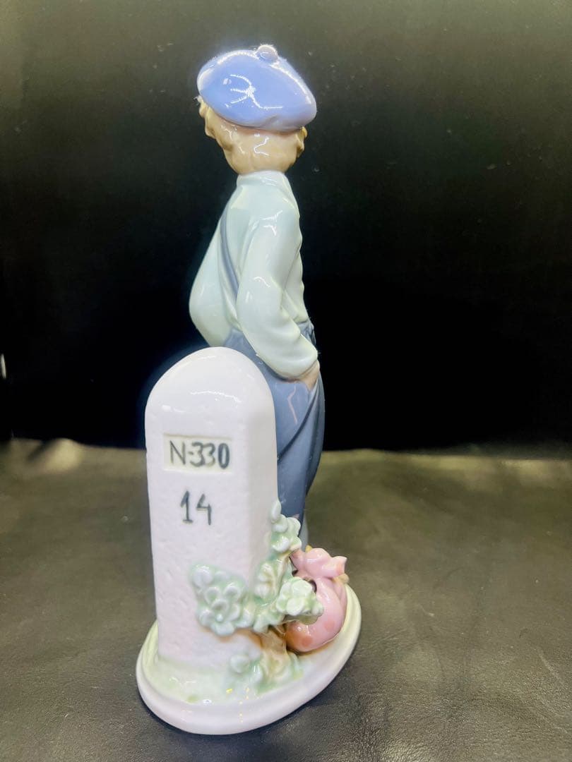 少年の陶器フィギュア