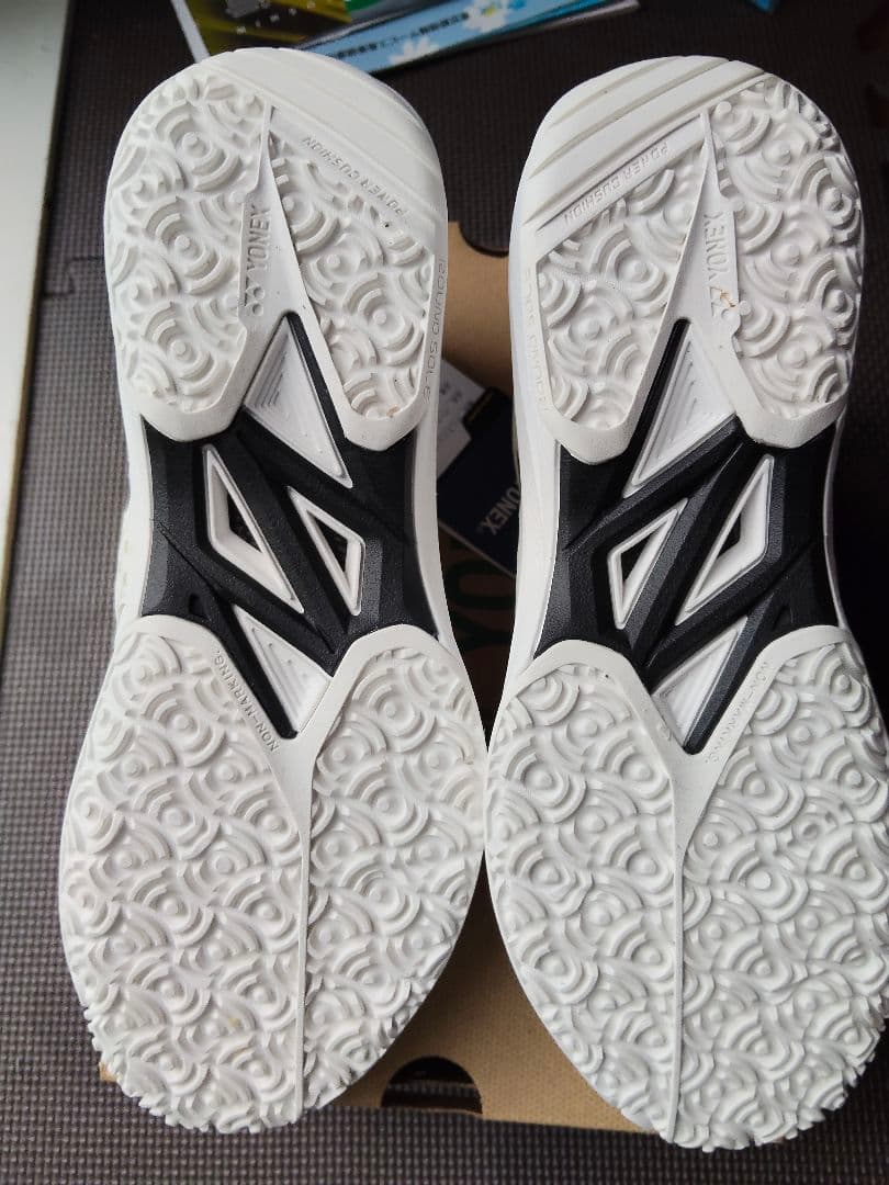 YONEX パワークッションソニケージ　25.5