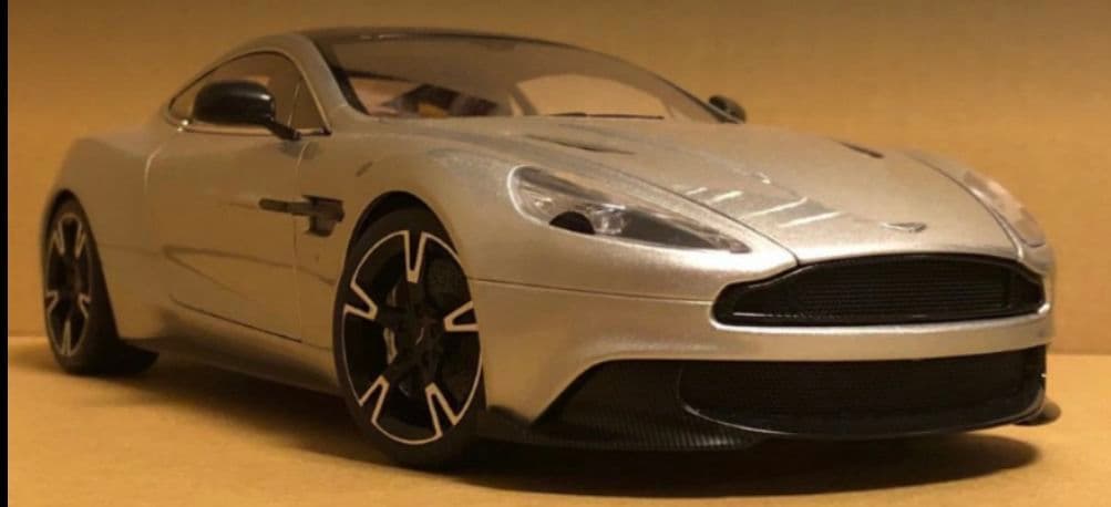 アストンマーチン ヴァンキッシュS 1/18
