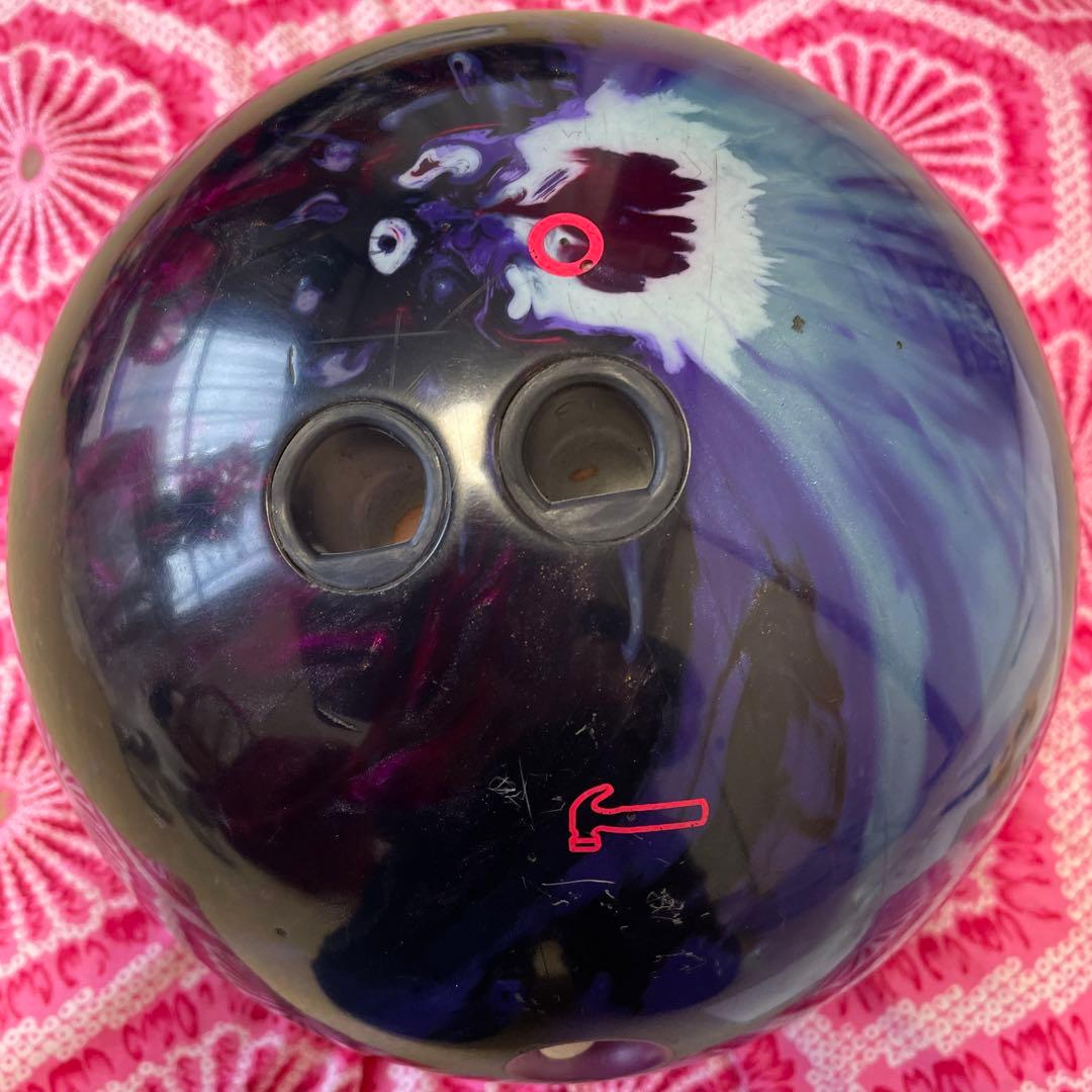 ボウリングボール 紫と黒 6.５キロ(14ポンド)月３０ゲーム半年程使用