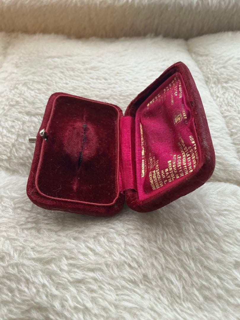 アンティークジュエリーボックス深紅のベルベットケース