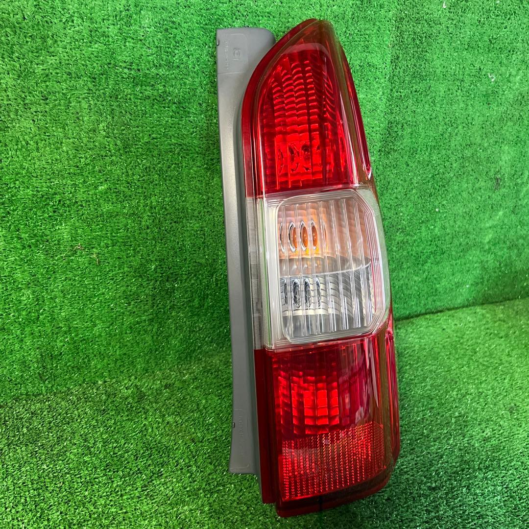トヨタ純正サクシード NCP160 右テールランプ 2015年