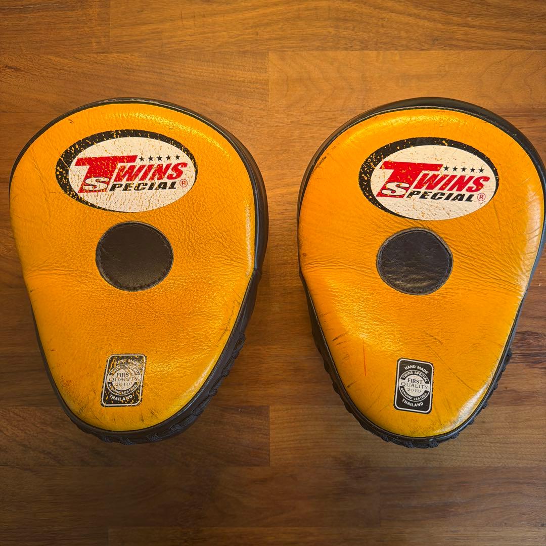 TWINS SPECIAL パンチングミット 黒/黄