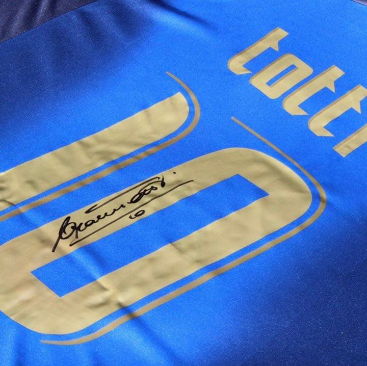 【保証書付】限定販売トッティ直筆サイン入り イタリア代表 サッカー　ユニフォーム