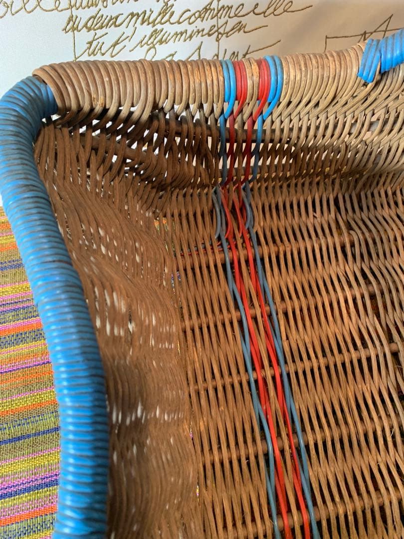 フランス製　アンティーク　ビニールの編み込みの色合いと形が素敵なバスケット！